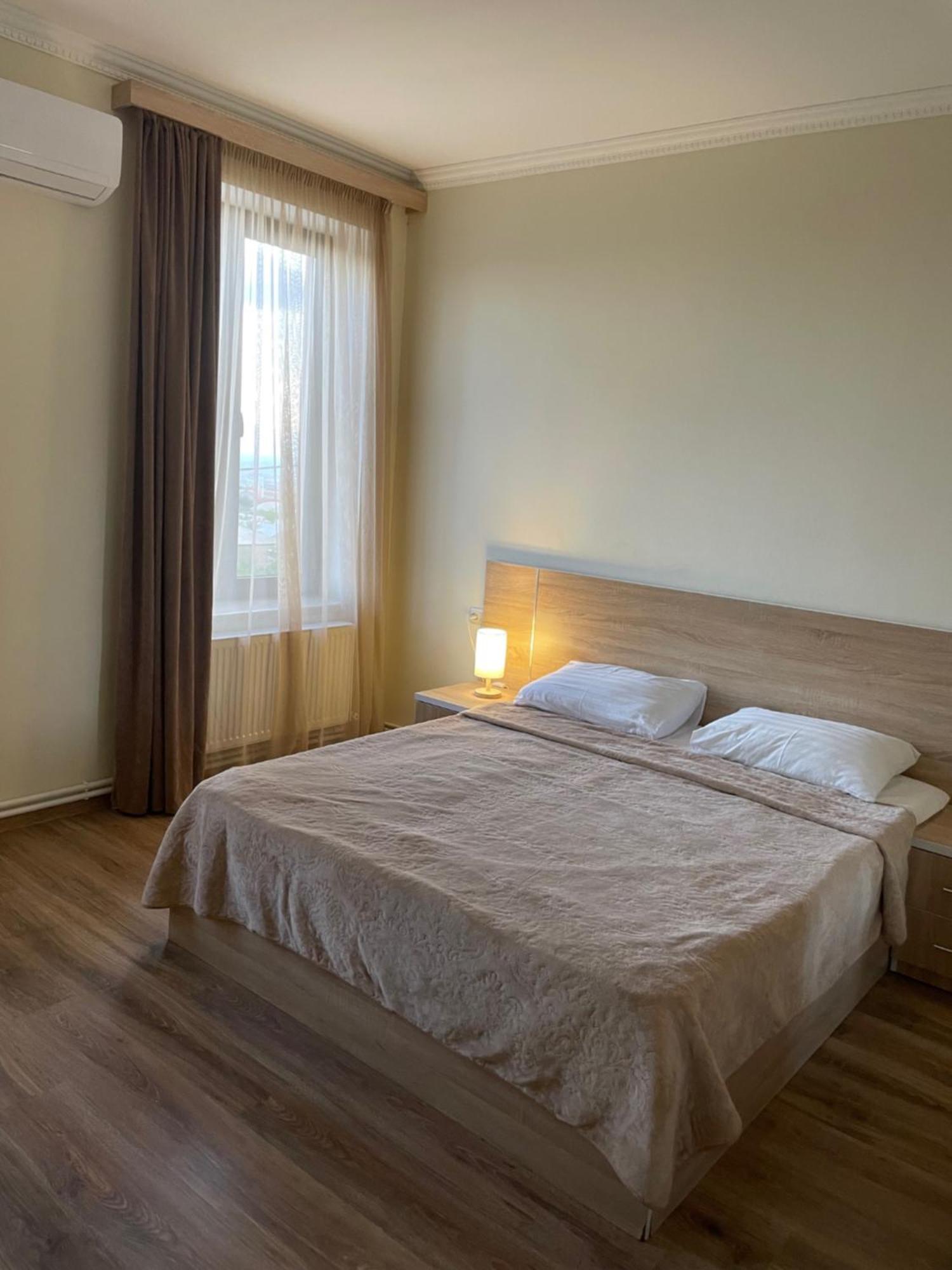 Decca Hotel 耶烈万 外观 照片