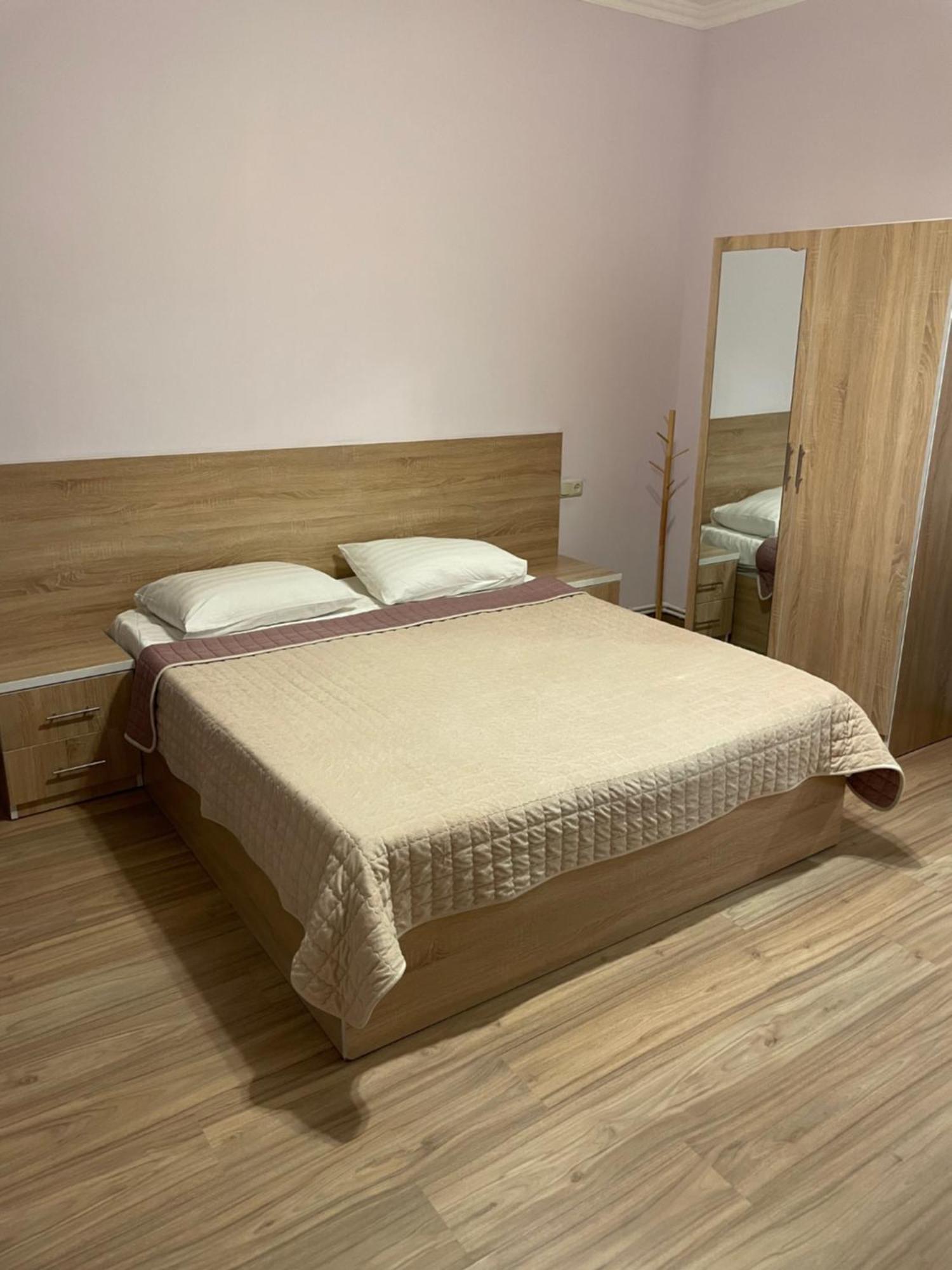 Decca Hotel 耶烈万 外观 照片